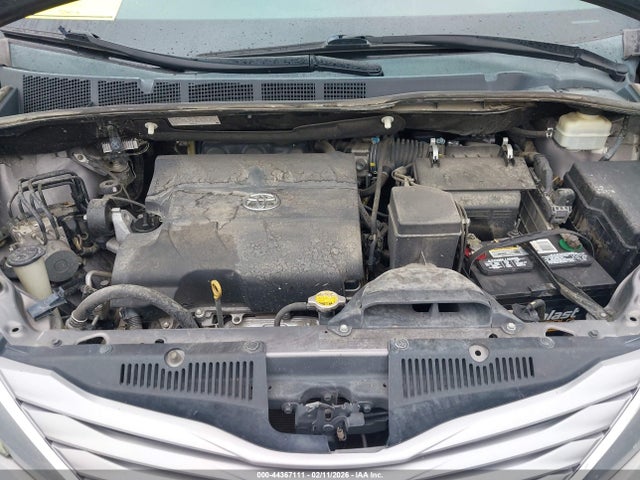 5TDYK3DC6FS569640 Toyota Sienna Xle Premium 8 Passenger
