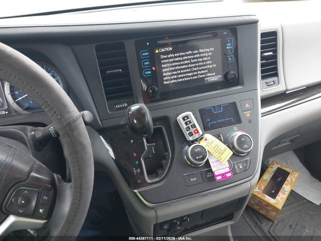 5TDYK3DC6FS569640 Toyota Sienna Xle Premium 8 Passenger