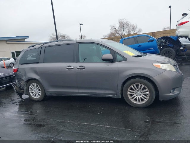 5TDYK3DC6FS569640 Toyota Sienna Xle Premium 8 Passenger
