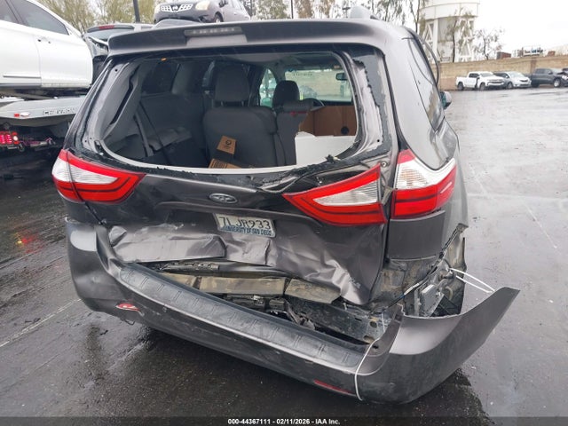 5TDYK3DC6FS569640 Toyota Sienna Xle Premium 8 Passenger
