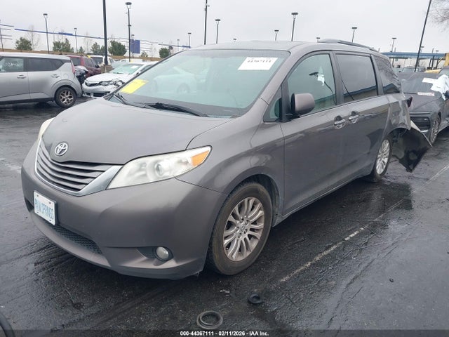 5TDYK3DC6FS569640 Toyota Sienna Xle Premium 8 Passenger