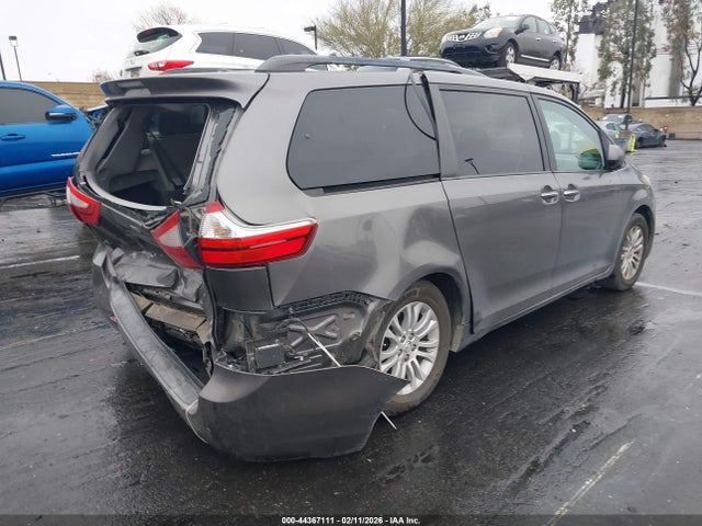 5TDYK3DC6FS569640 Toyota Sienna Xle Premium 8 Passenger