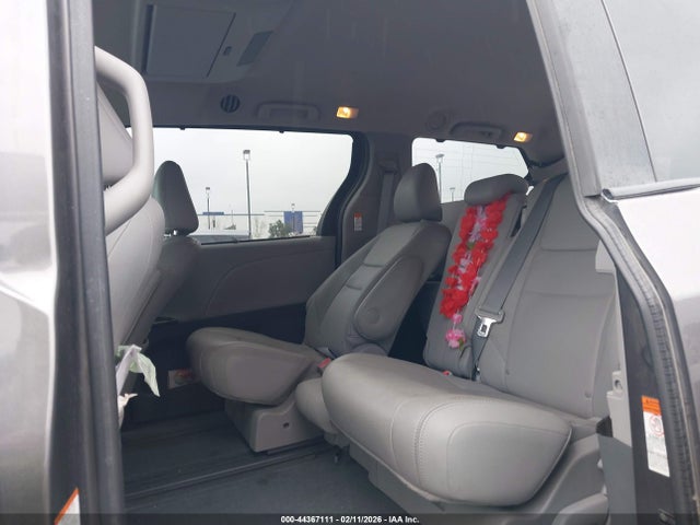 5TDYK3DC6FS569640 Toyota Sienna Xle Premium 8 Passenger