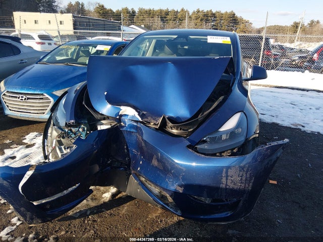 2024 Tesla Model Y Long Range Dual Motor All-wheel Drive მანქანა იყიდება აუქციონზე, vin: 7SAYGDEE1RA231692, აუქციონის ნომერი: 44367269