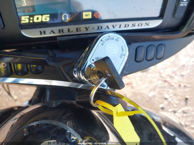 2016 HARLEY-DAVIDSON FLHTCUTG 1HD1MAL16GB857214 Photo 10