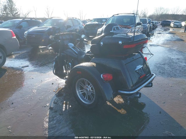 2016 HARLEY-DAVIDSON FLHTCUTG 1HD1MAL16GB857214 Photo 2