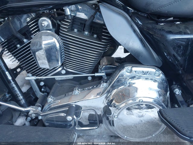 2016 HARLEY-DAVIDSON FLHTCUTG 1HD1MAL16GB857214 Photo 8