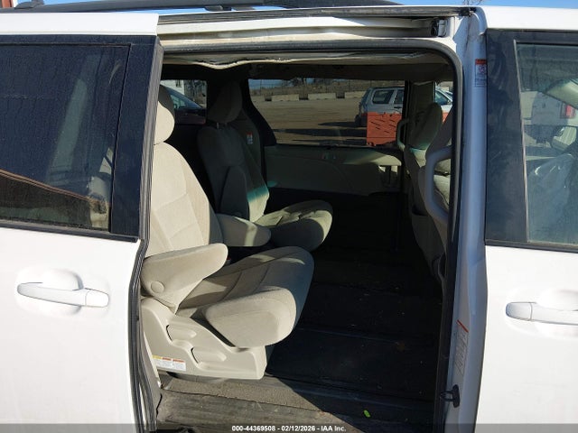 5TDJK3DC4FS119535 Toyota Sienna Le 7 Passenger