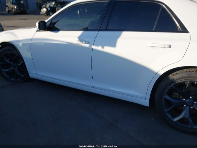 2022 Chrysler 300 S მანქანა იყიდება აუქციონზე, vin: 2C3CCABG1NH187051, აუქციონის ნომერი: 44369604