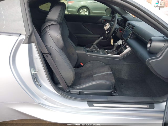 2025 TOYOTA GR86 JF1ZNBE12S8760821 Photo 4