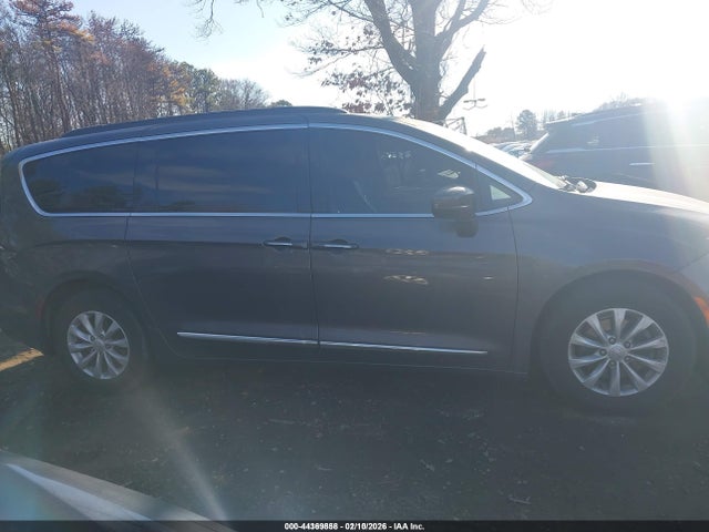 Продаж на аукціоні авто 2017 Chrysler Pacifica Touring-l, vin: 2C4RC1BG6HR805243, номер лоту: 44369858