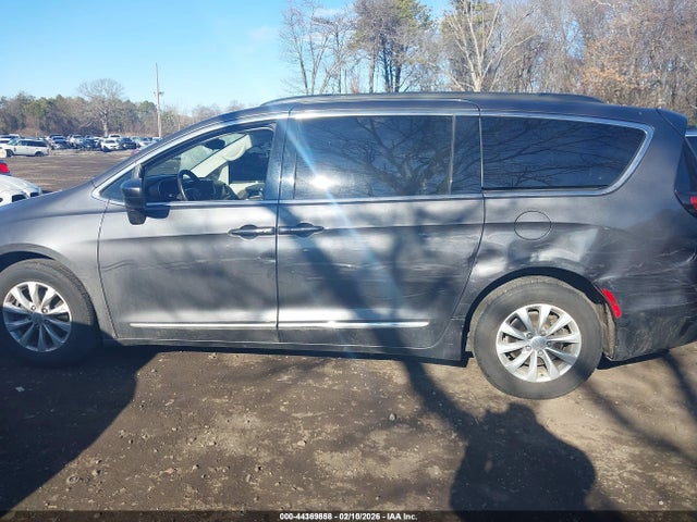 Продаж на аукціоні авто 2017 Chrysler Pacifica Touring-l, vin: 2C4RC1BG6HR805243, номер лоту: 44369858