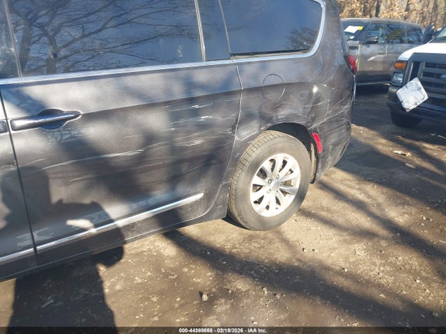 Продаж на аукціоні авто 2017 Chrysler Pacifica Touring-l, vin: 2C4RC1BG6HR805243, номер лоту: 44369858