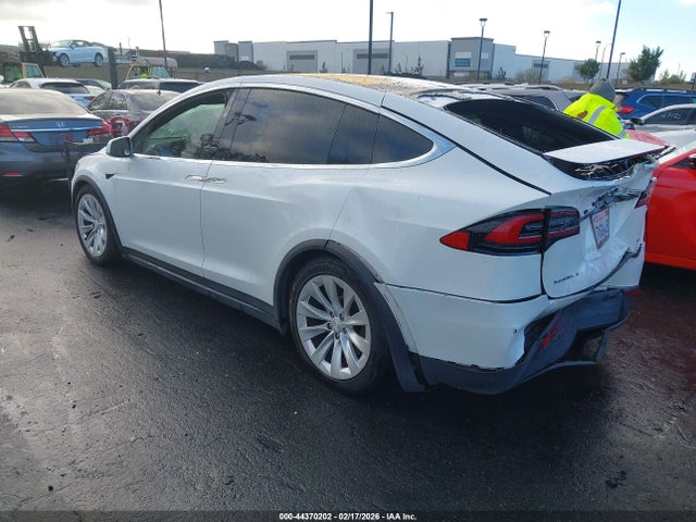 2017 TESLA MODEL X 5YJXCAE2XHF029556 Photo 2