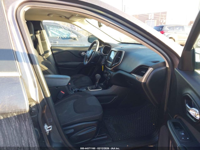 44371165 :رقم المزاد ، 1C4PJMCS9HW564268 vin ، 2017 Jeep Cherokee Latitude 4x4 مزاد بيع