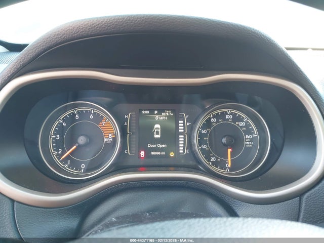 44371165 :رقم المزاد ، 1C4PJMCS9HW564268 vin ، 2017 Jeep Cherokee Latitude 4x4 مزاد بيع