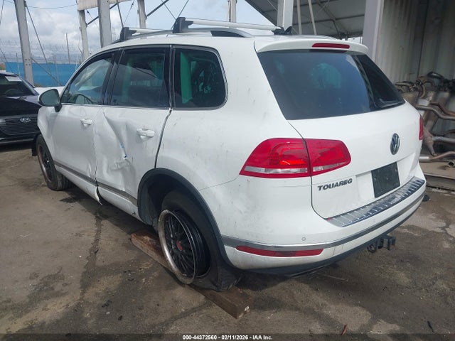 2017 VOLKSWAGEN TOUAREG WVGEF7BP0HD005299 Photo 2