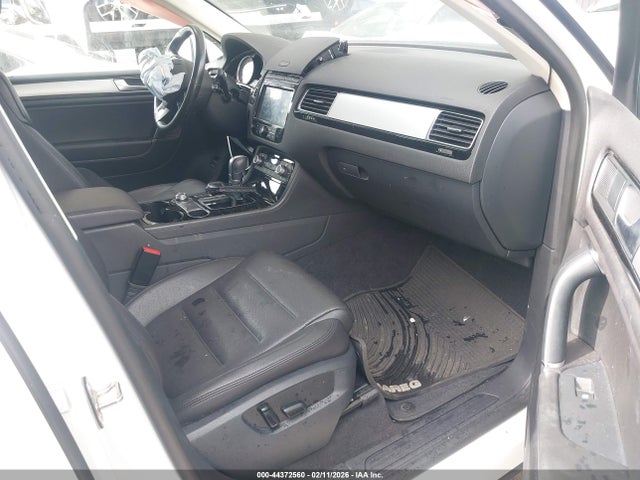 2017 VOLKSWAGEN TOUAREG WVGEF7BP0HD005299 Photo 4
