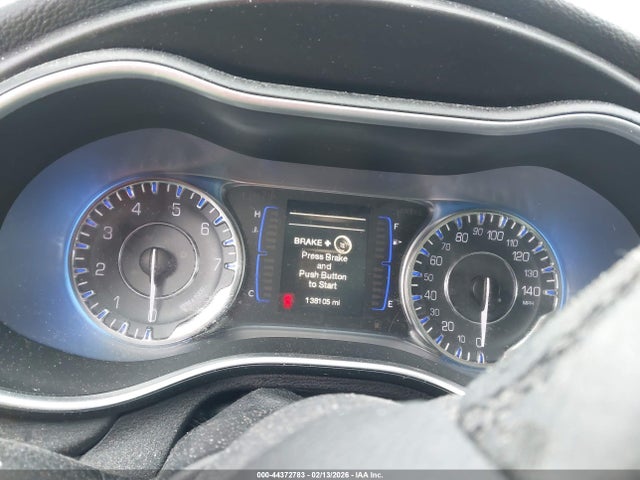 2015 Chrysler 200 Limited მანქანა იყიდება აუქციონზე, vin: 1C3CCCABXFN697229, აუქციონის ნომერი: 44372783