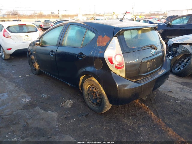 2013 TOYOTA PRIUS C JTDKDTB37D1534862 Photo 2