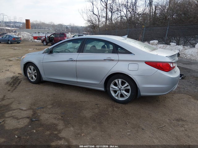 2011 HYUNDAI SONATA 5NPEC4AC1BH056063 Photo 2
