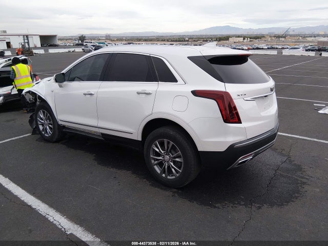 2022 CADILLAC XT5 1GYKNCR42NZ166745 Photo 2