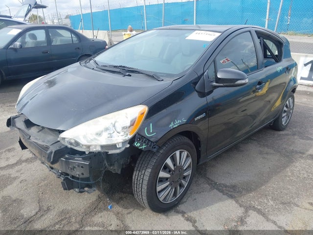 Toyota Prius C One 2014 JTDKDTB39E1079062 Image 2