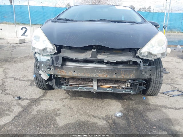 Toyota Prius C One 2014 JTDKDTB39E1079062 Image 6