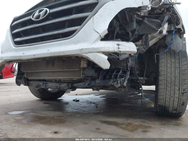 KM8J33A48GU027346 Hyundai TUCSON SE