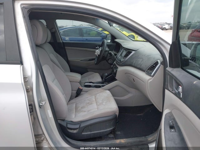 KM8J33A48GU027346 Hyundai TUCSON SE