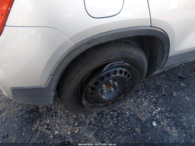 KL7CJKSB2JB723999 Chevrolet TRAX LS