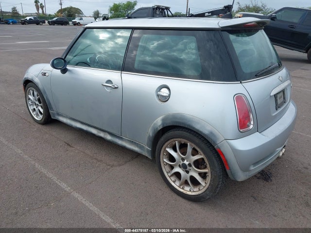 2006 MINI COOPER S WMWRE33506TJ34559 Photo 2