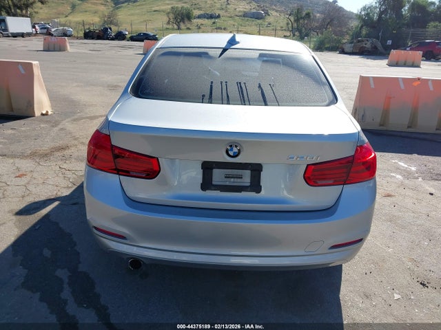 WBA8E1G58JNU92256 BMW 320i