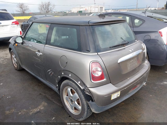 2011 MINI COOPER WMWSU3C54BT183567 Photo 2