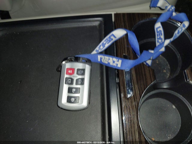 5TDDZ3DC4LS247827 Toyota Sienna Xle 7-passenger