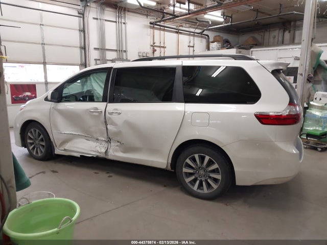 5TDDZ3DC4LS247827 Toyota Sienna Xle 7-passenger