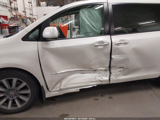 5TDDZ3DC4LS247827 Toyota Sienna Xle 7-passenger