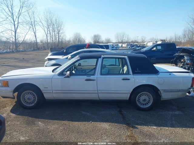 Aukcja sprzedaży 1992 Lincoln Town Car Signature, vin: 1LNLM82W7NY675379, numer aukcji: 44377226