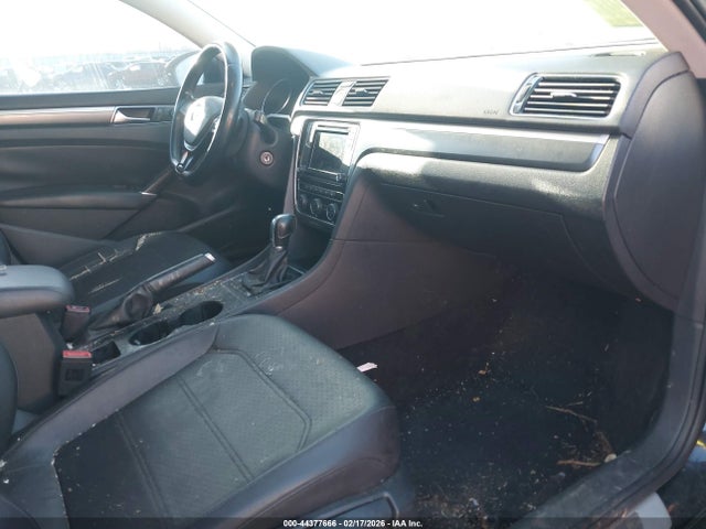 44377666 :رقم المزاد ، 1VWDT7A33HC066060 vin ، 2017 Volkswagen Passat 1.8t R-line مزاد بيع