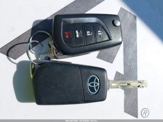 44377930 :رقم المزاد ، 4T1C11AKXLU894730 vin ، 2020 Toyota Camry Le مزاد بيع