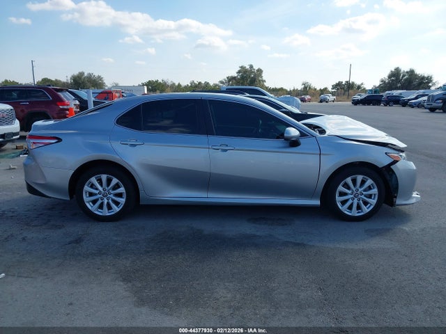 44377930 :رقم المزاد ، 4T1C11AKXLU894730 vin ، 2020 Toyota Camry Le مزاد بيع