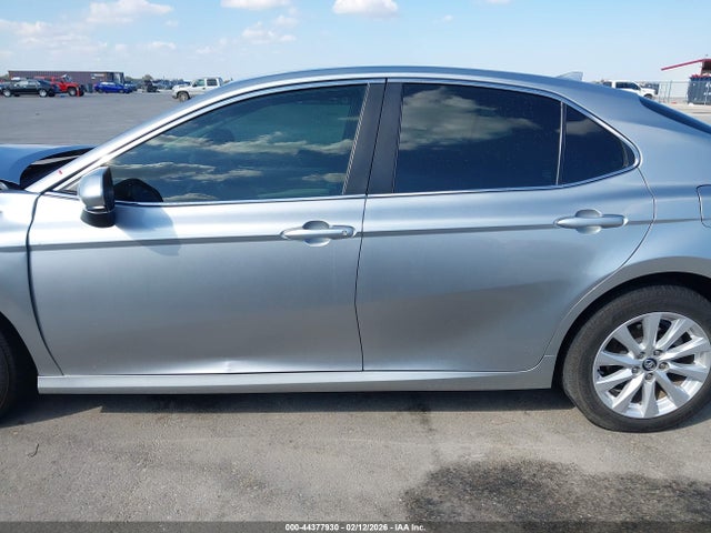 44377930 :رقم المزاد ، 4T1C11AKXLU894730 vin ، 2020 Toyota Camry Le مزاد بيع