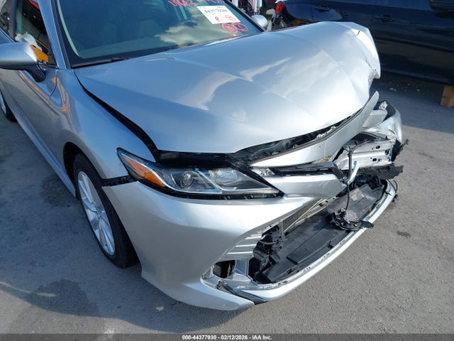 44377930 :رقم المزاد ، 4T1C11AKXLU894730 vin ، 2020 Toyota Camry Le مزاد بيع