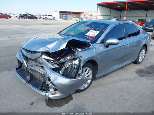44377930 :رقم المزاد ، 4T1C11AKXLU894730 vin ، 2020 Toyota Camry Le مزاد بيع