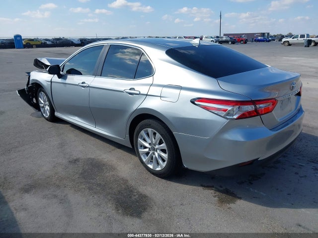 44377930 :رقم المزاد ، 4T1C11AKXLU894730 vin ، 2020 Toyota Camry Le مزاد بيع