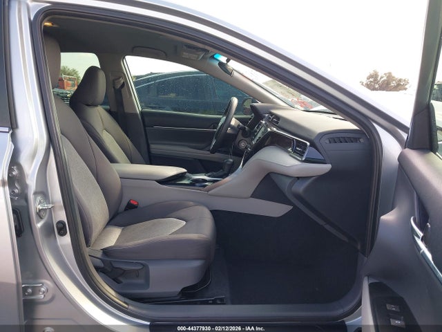 44377930 :رقم المزاد ، 4T1C11AKXLU894730 vin ، 2020 Toyota Camry Le مزاد بيع