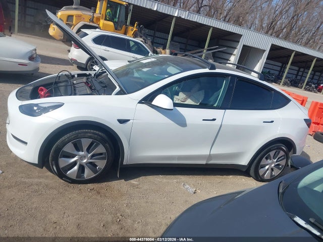 2024 Tesla Model Y Long Range Dual Motor All-wheel Drive მანქანა იყიდება აუქციონზე, vin: 7SAYGDEE4RA269787, აუქციონის ნომერი: 44378004