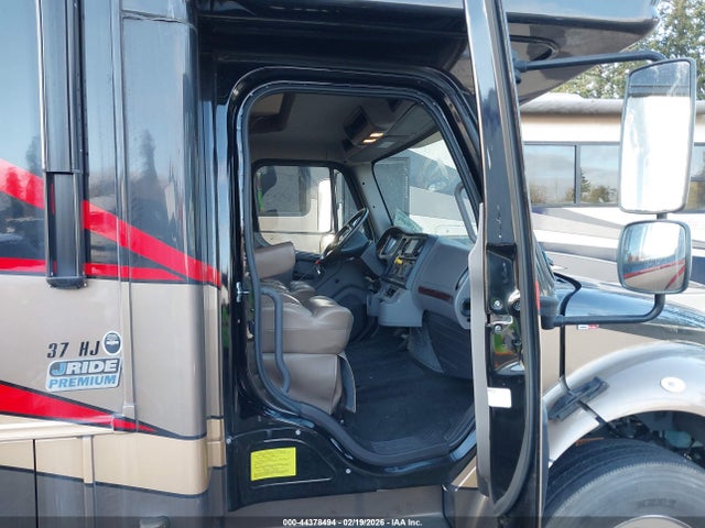 4UZADVFCXLCMC9132 Freightliner Chassis S-2