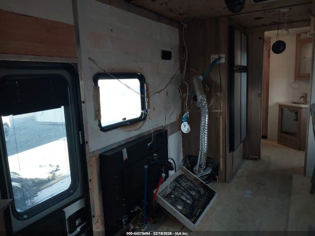 4UZADVFCXLCMC9132 Freightliner Chassis S-2