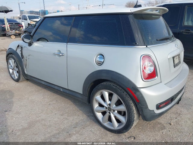 2011 MINI COOPER S WMWSV3C54BTY20888 Photo 2